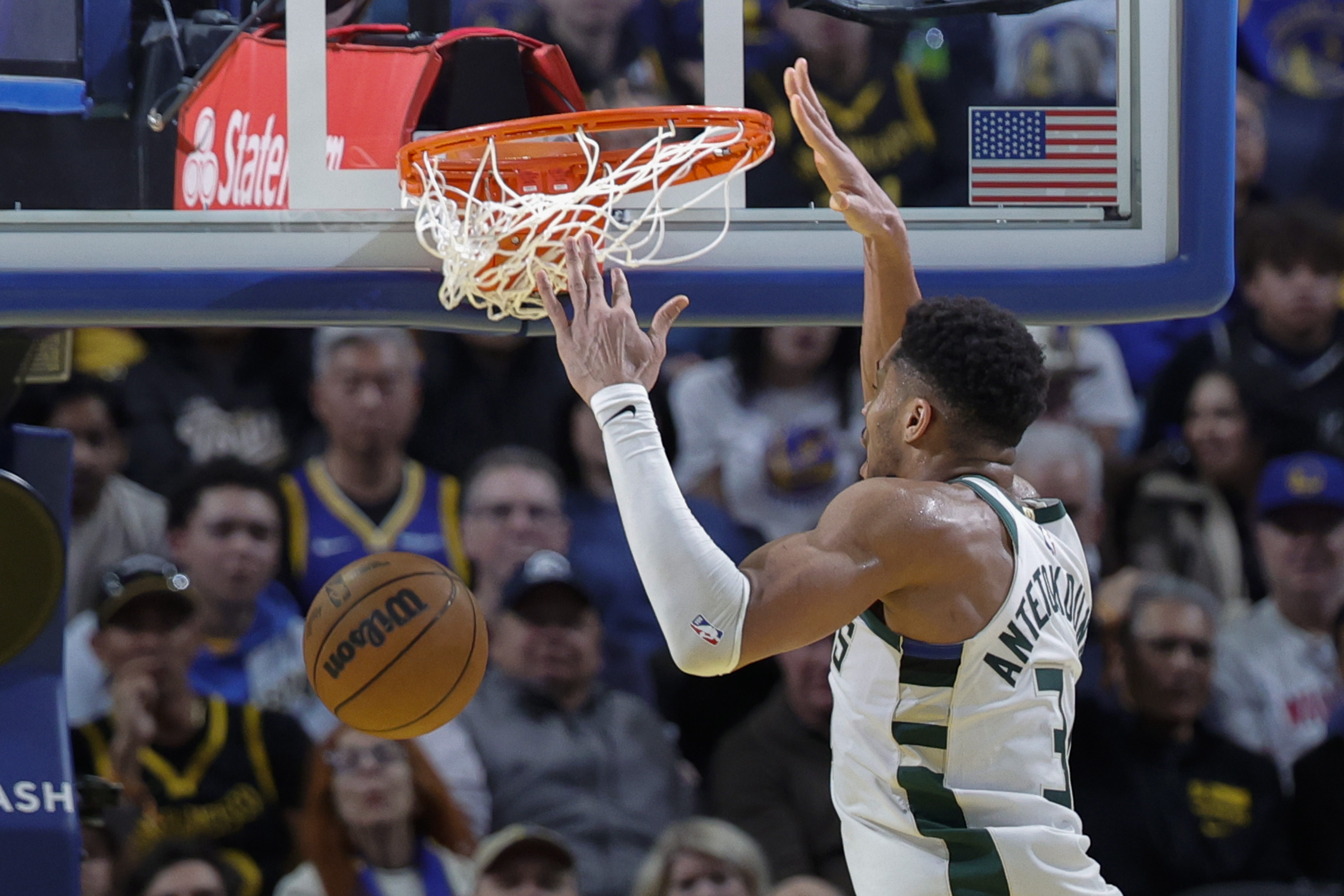 很全面！字母哥生涯至今32场至少30分10助 历史大前锋位置最多